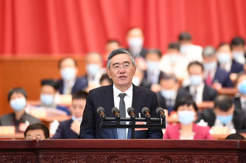 "中国石油辽阳石化公司总经理白雪峰代表说,"困难没有压垮辽化人,而是