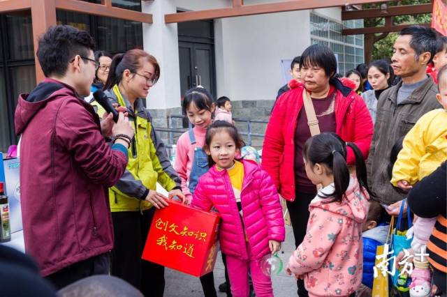 社工在归读公园开展“唱响价值观·共创文明城”社区倡导活动，现场亲子踊跃互动。（受访者供图）
