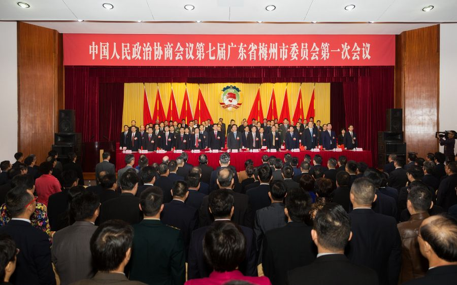 市政协七届一次会议在雄壮的中华人民共和国国歌声中开幕