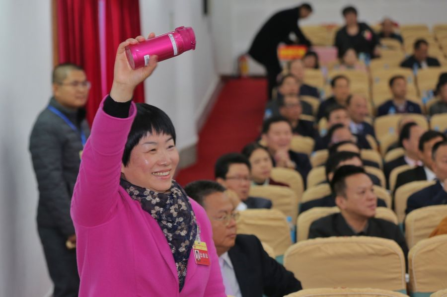 政协委员即席发言，一位委员手举鲜艳色彩的保温杯抢“麦”