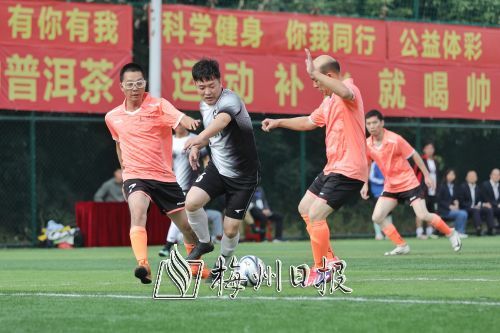 梅州中行与中石化球员在拼抢中（连志城　摄）