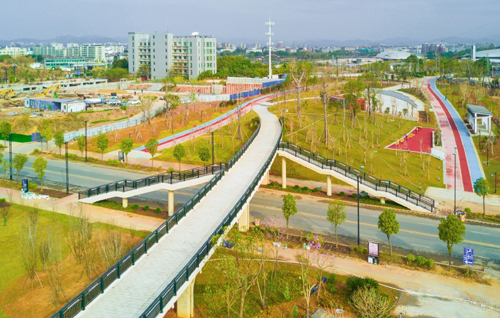 梅州市人民政府门户网站 部门动态 绿轴花园广场今起对外开放
