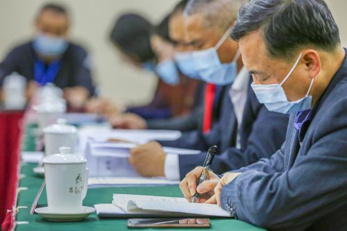 梅州市七届人大八次会议梅江区分组讨论现场，代表们认真做笔记