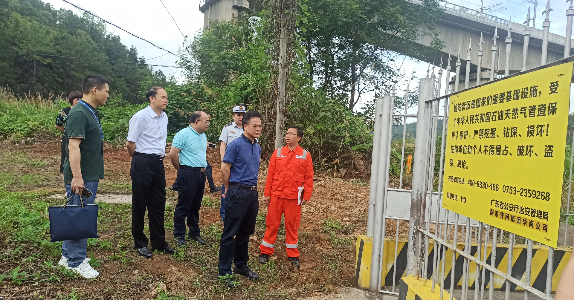 张劲龙局长率队在梅县区梅南镇轩内村检查油气长输管道安全.jpg