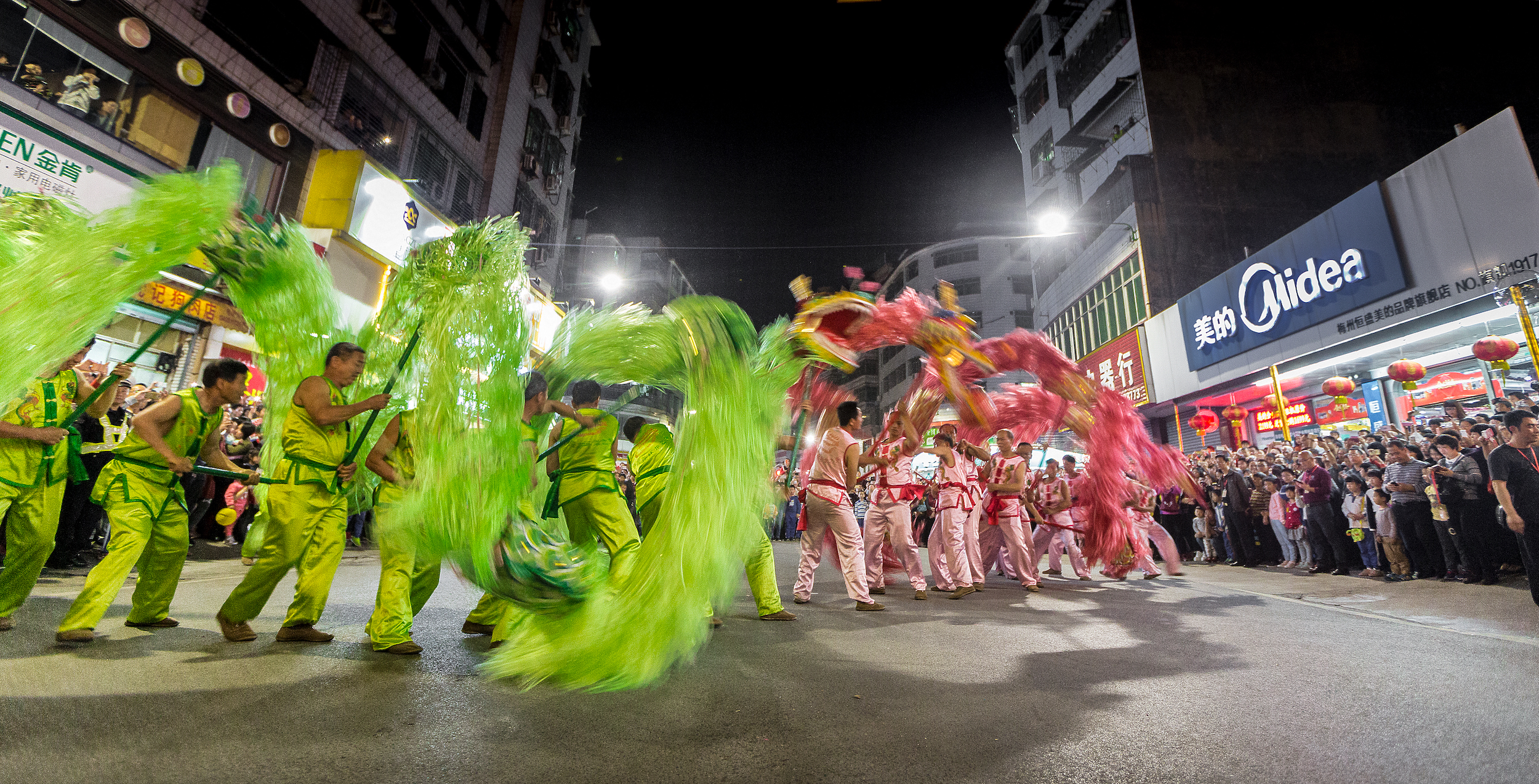 元宵节梅城江北老街的花环龙表演。.jpg