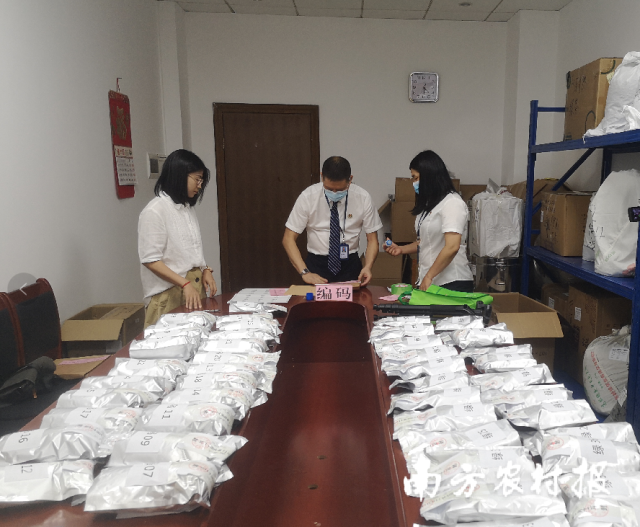 2021年“梅州茶王”评鉴暨嘉应茶品牌推介活动已完成对参评茶叶封存工作。