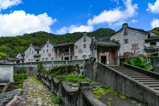 占据了村落中心位置的继善楼，是桥溪村的特色客家民居建筑。.png