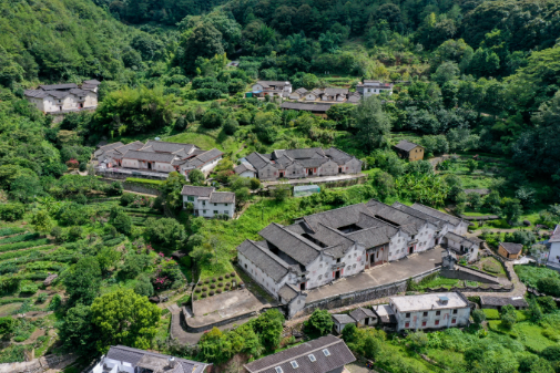 客家民居建筑林立，错落有致展现出一幅美丽的客家民俗风情画卷。.png