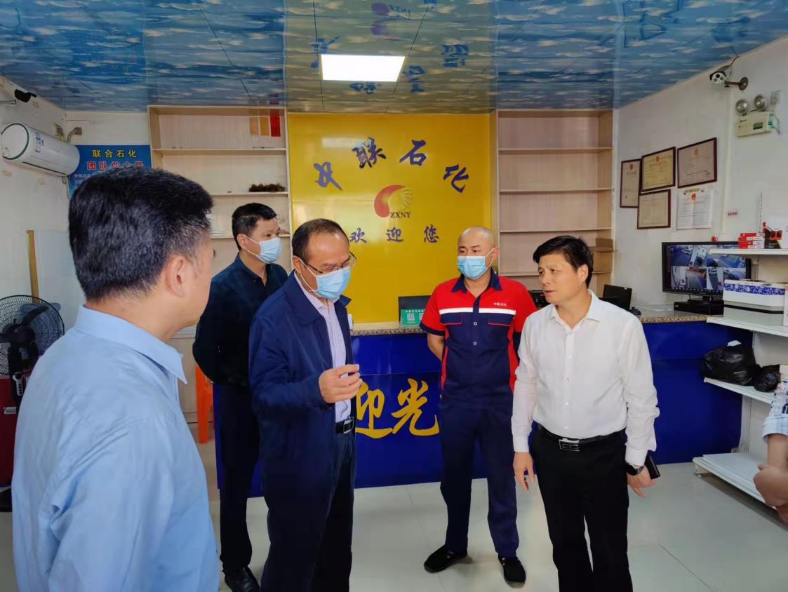 督查组到梅州市隆和石化有限公司及其加油站开展检查1.jpg