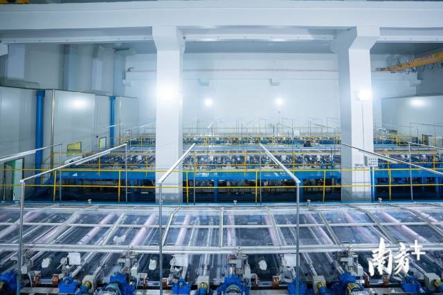 超华科技生产车间内，自动化机器高速运作。图为铜箔表面处理线环节。受访者供图