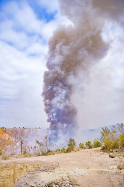 场面震撼！兴宁集中销毁1260余件非法烟花爆竹 (5).jpg