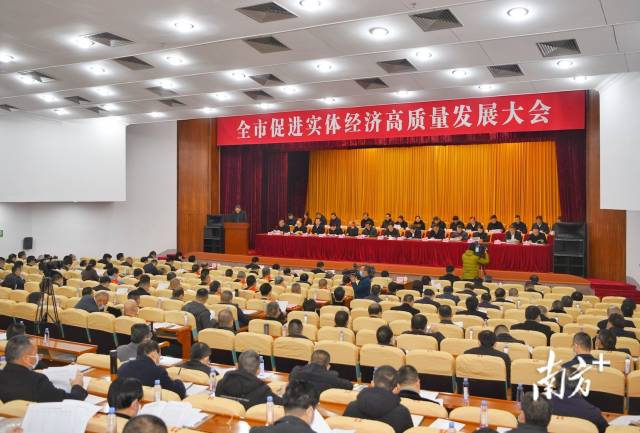 南方+ 何森垚 拍摄