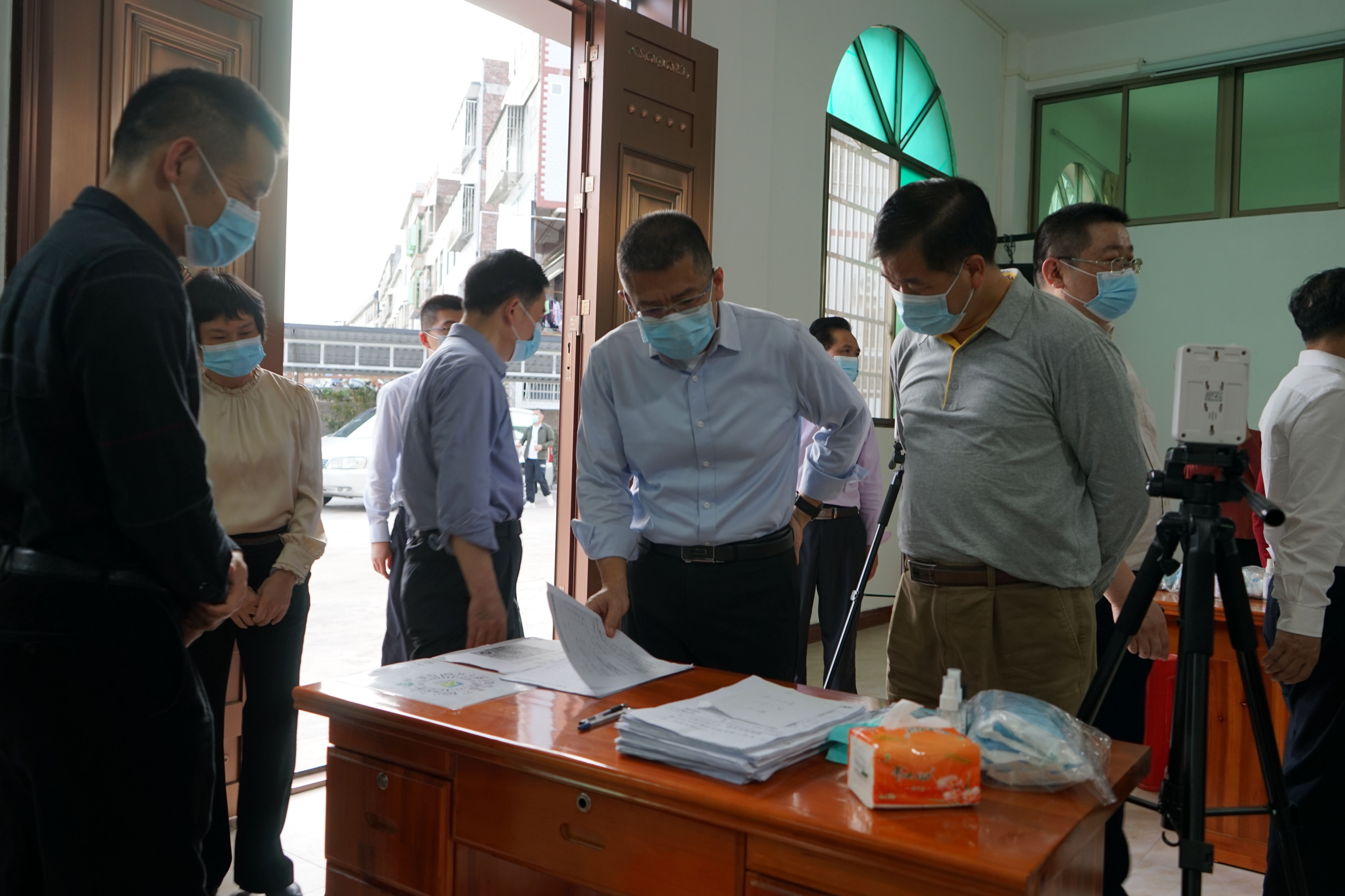 市委常委、统战部部长崔毅检查畲江基督教堂来访人员登记本和各项安全管理制度.JPG