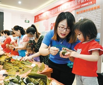 包粽迎端午 社区乐融融