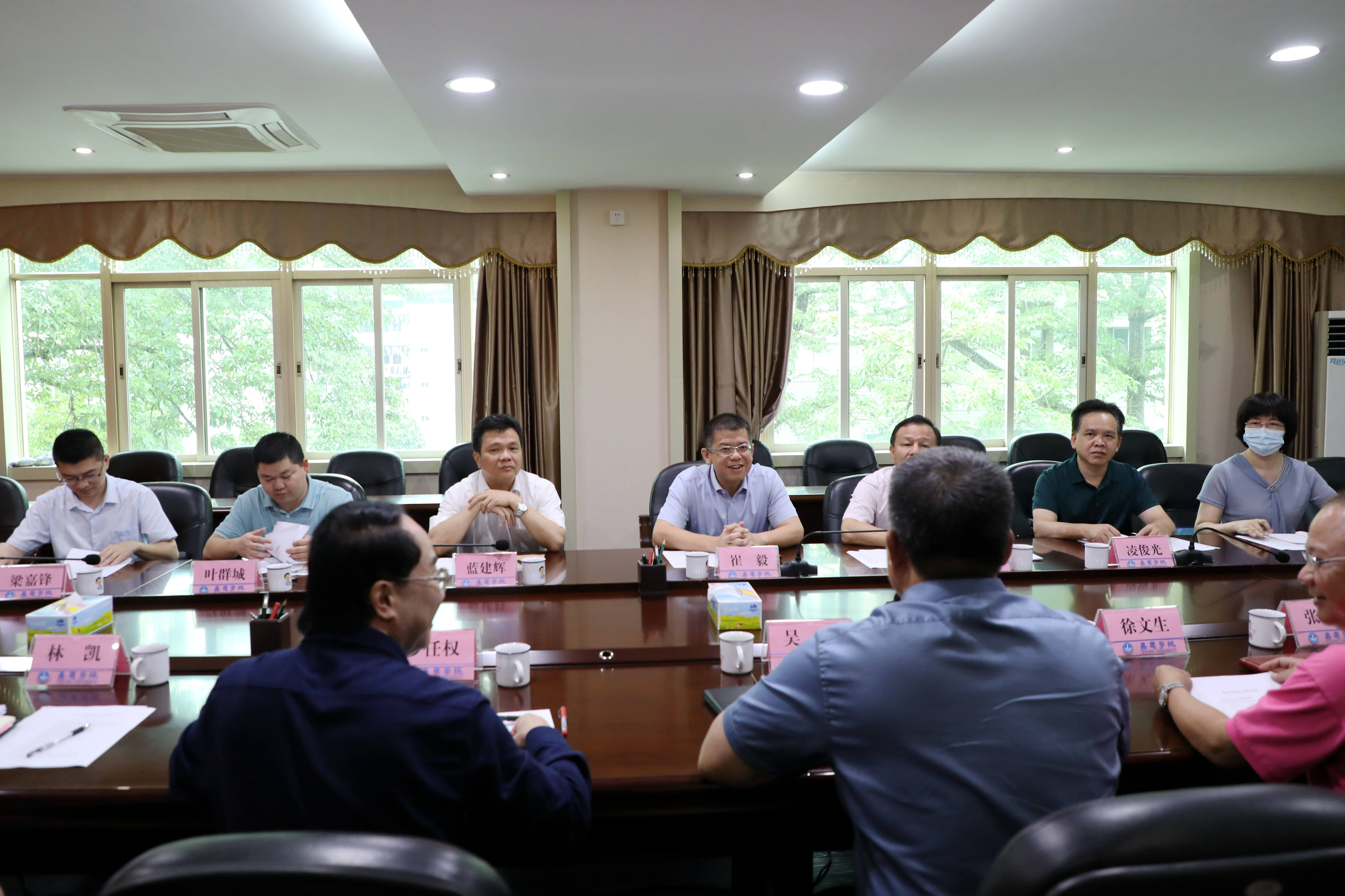 20220615崔毅到嘉应学院调研参加广东省第七届少数民族传统体育运动会队伍备战情况.jpg