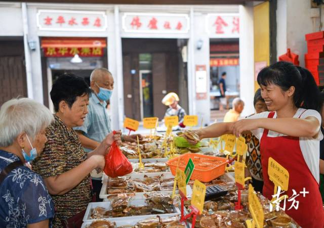 江北历史文化街区改造升级后，当地老字号店铺生意红火。南方日报记者 何森垚 摄