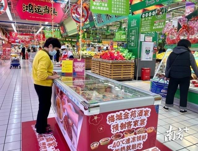 目前，客家预制菜已在城区多个超市上架。图为市民选购预制菜。