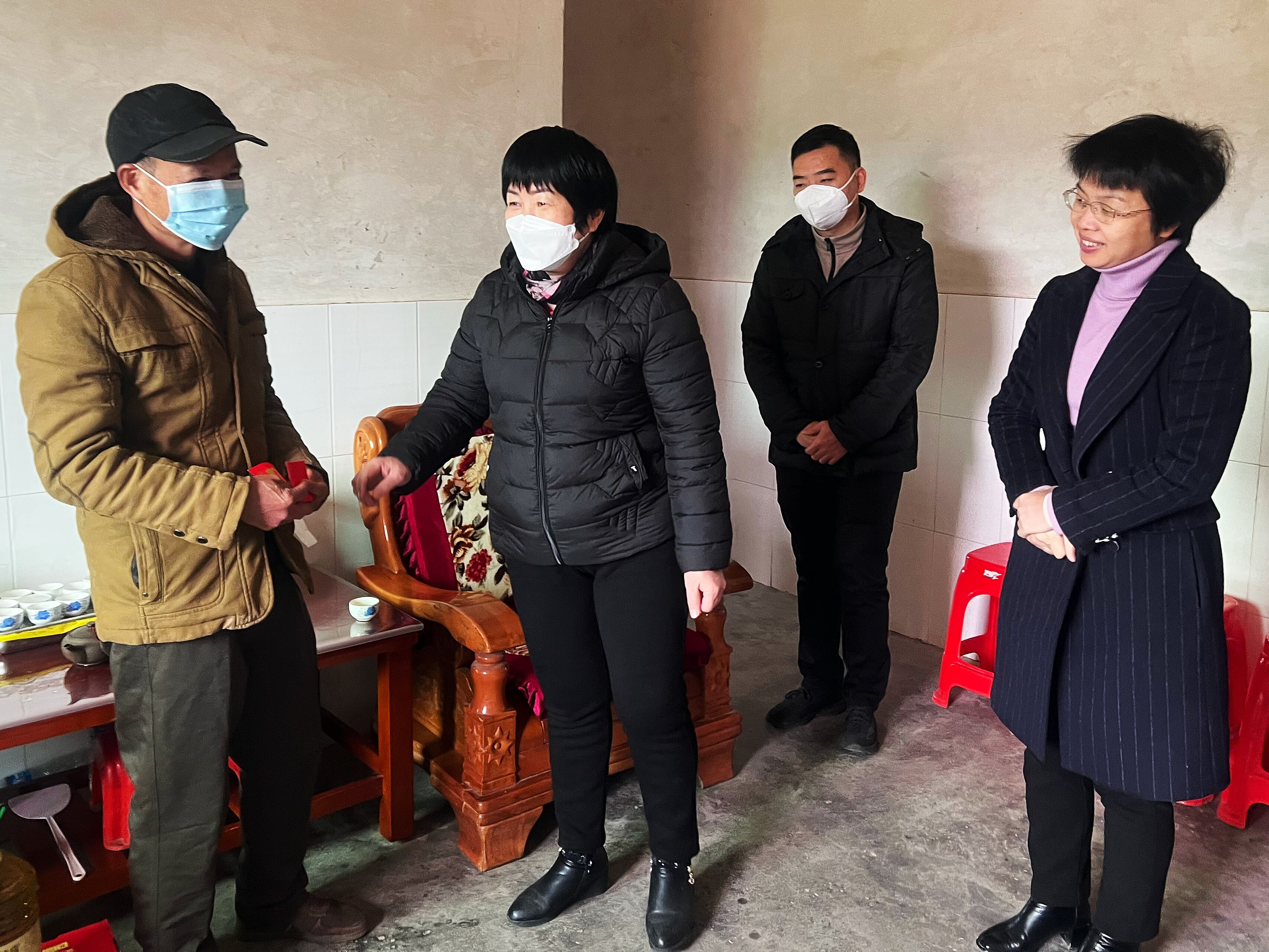 黎红英到长田镇开展走访慰问活动
