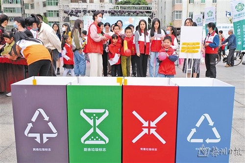 现场开展了丰富多彩、形式多样的活动，互动游戏吸引市民热情参与，热闹非凡。（江婵　摄）