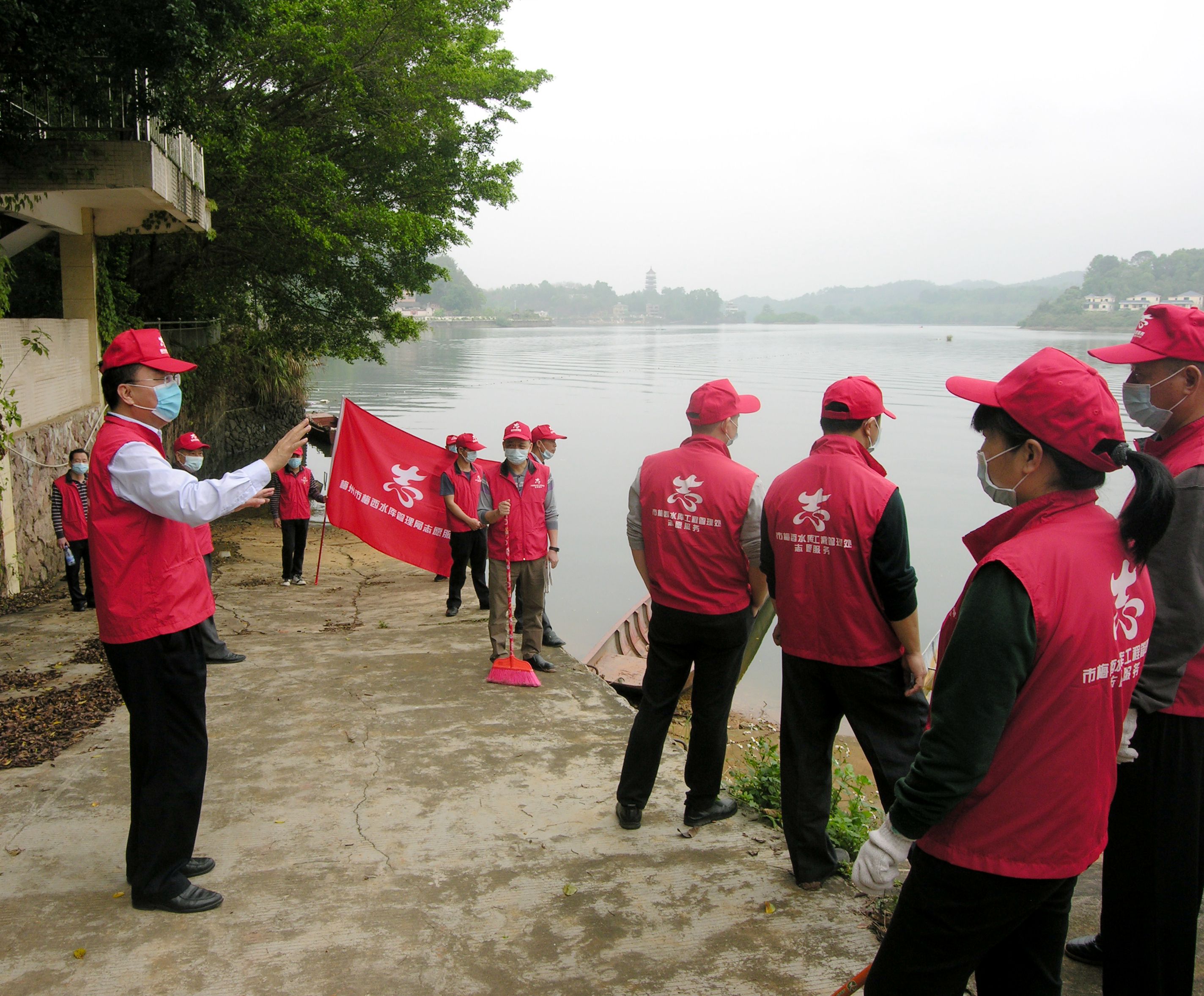 2、进库区巡湖.jpg