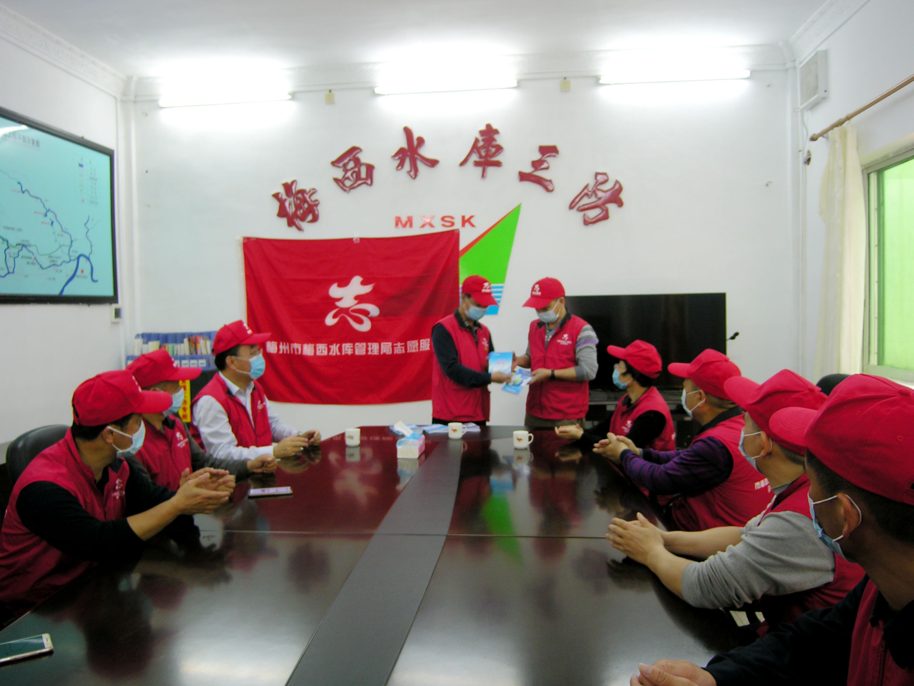 3、宣传水知识，发放宣传资料.jpg