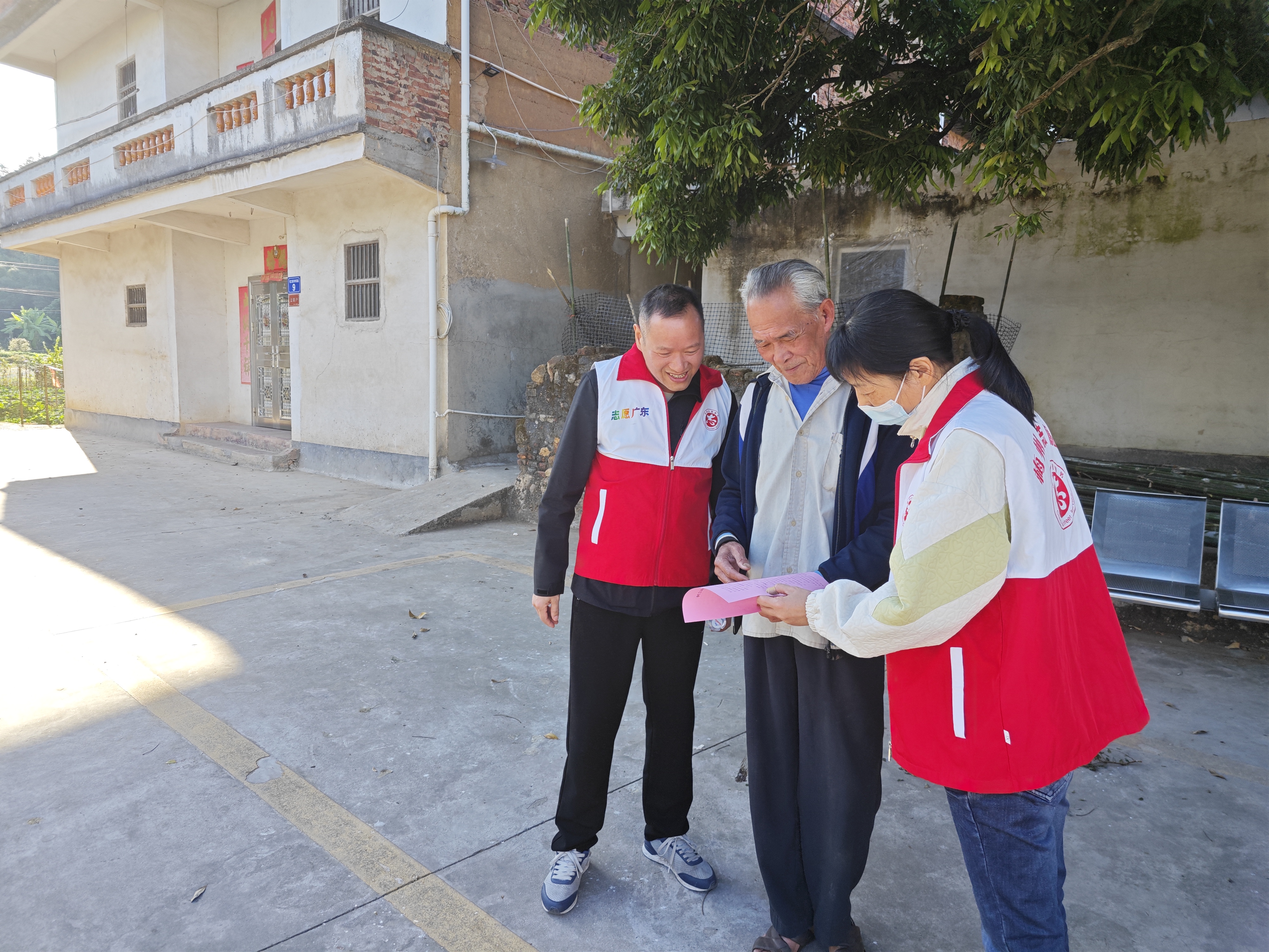 市发展改革局开展社会信用体系建设宣传活动 (1).jpg