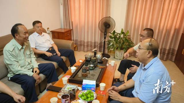 退役军人服务中心（站）的工作人员经常到退役军人家中，与他们聊家常、解难题。
