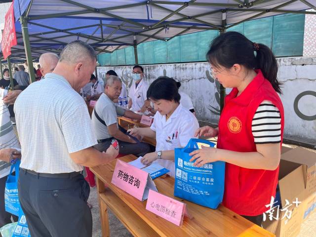 梅县区退役军人事务局定期联合乡镇医院开展义诊。