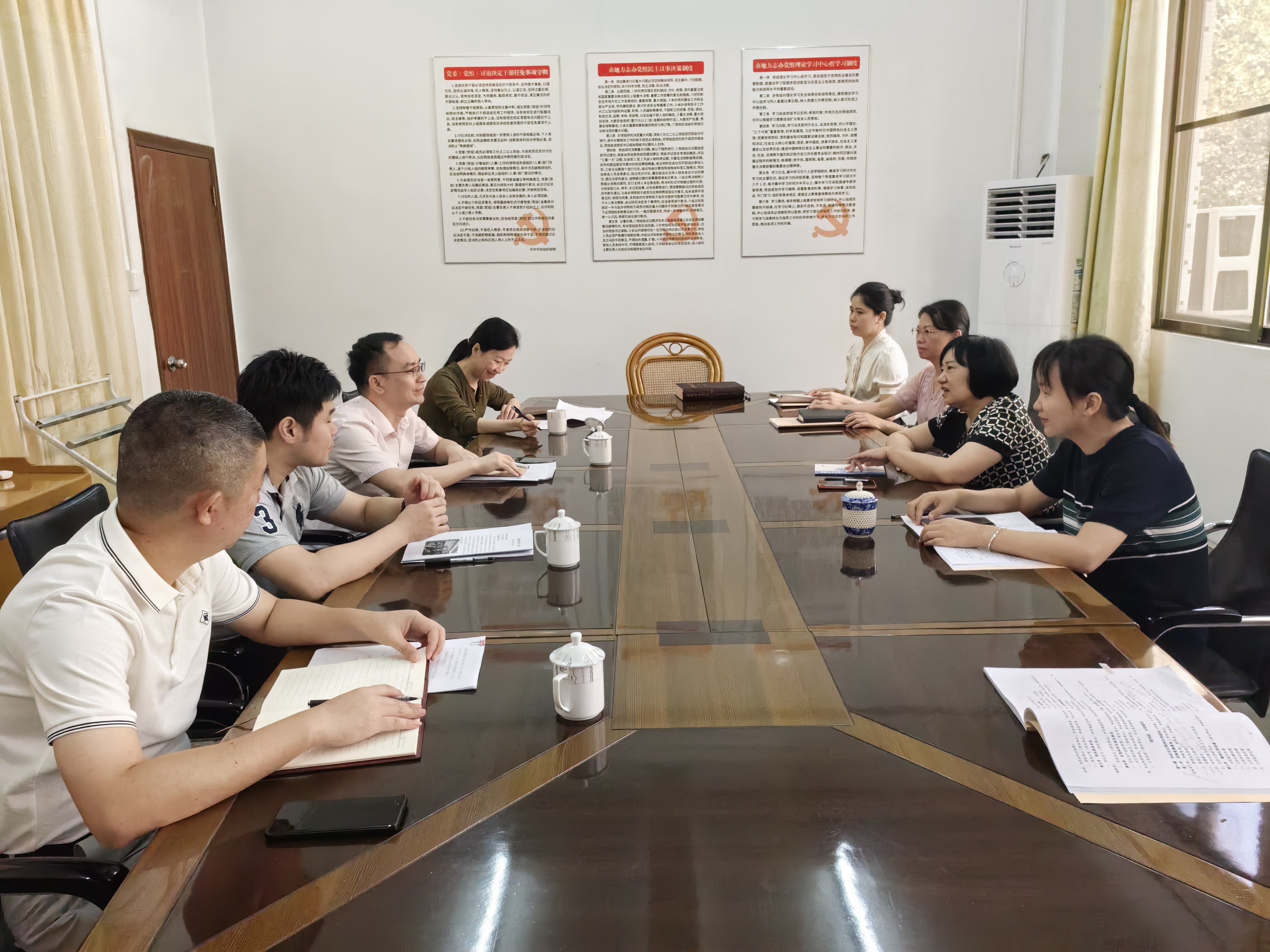 10月11日，与团市委交流编纂工作.jpg