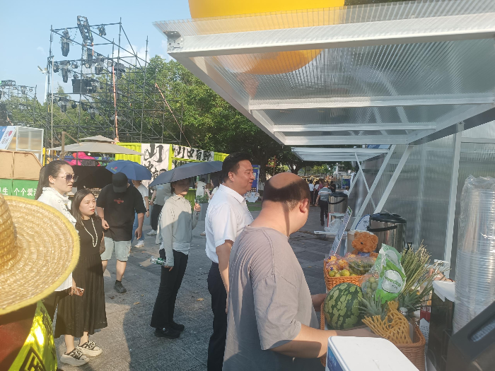 市文广旅游局每日对“梅”好时光 客韵当潮——“梅州‘系好料’畅玩季”系列活动主会场院士广场进行巡检.png