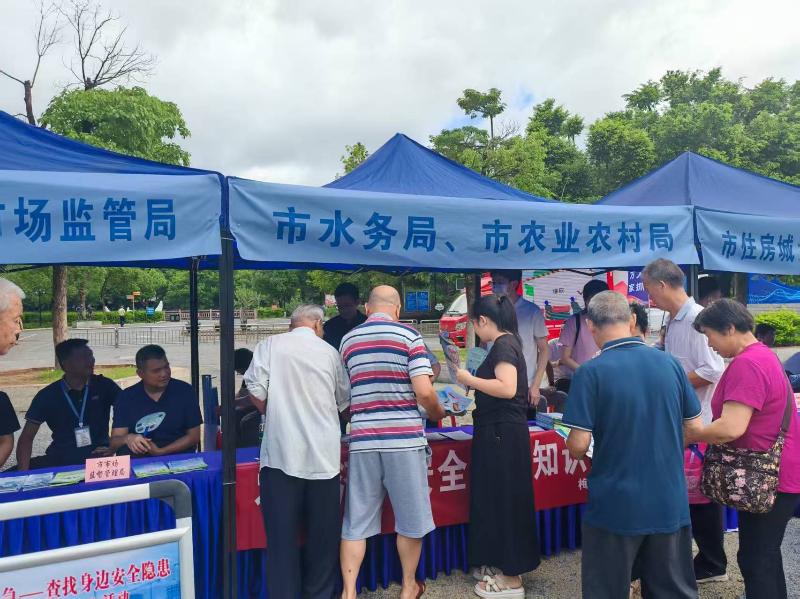 梅州市水务局开展2025年“安全生产月”咨询暨《广东省社会信用条例》宣传活动1.png