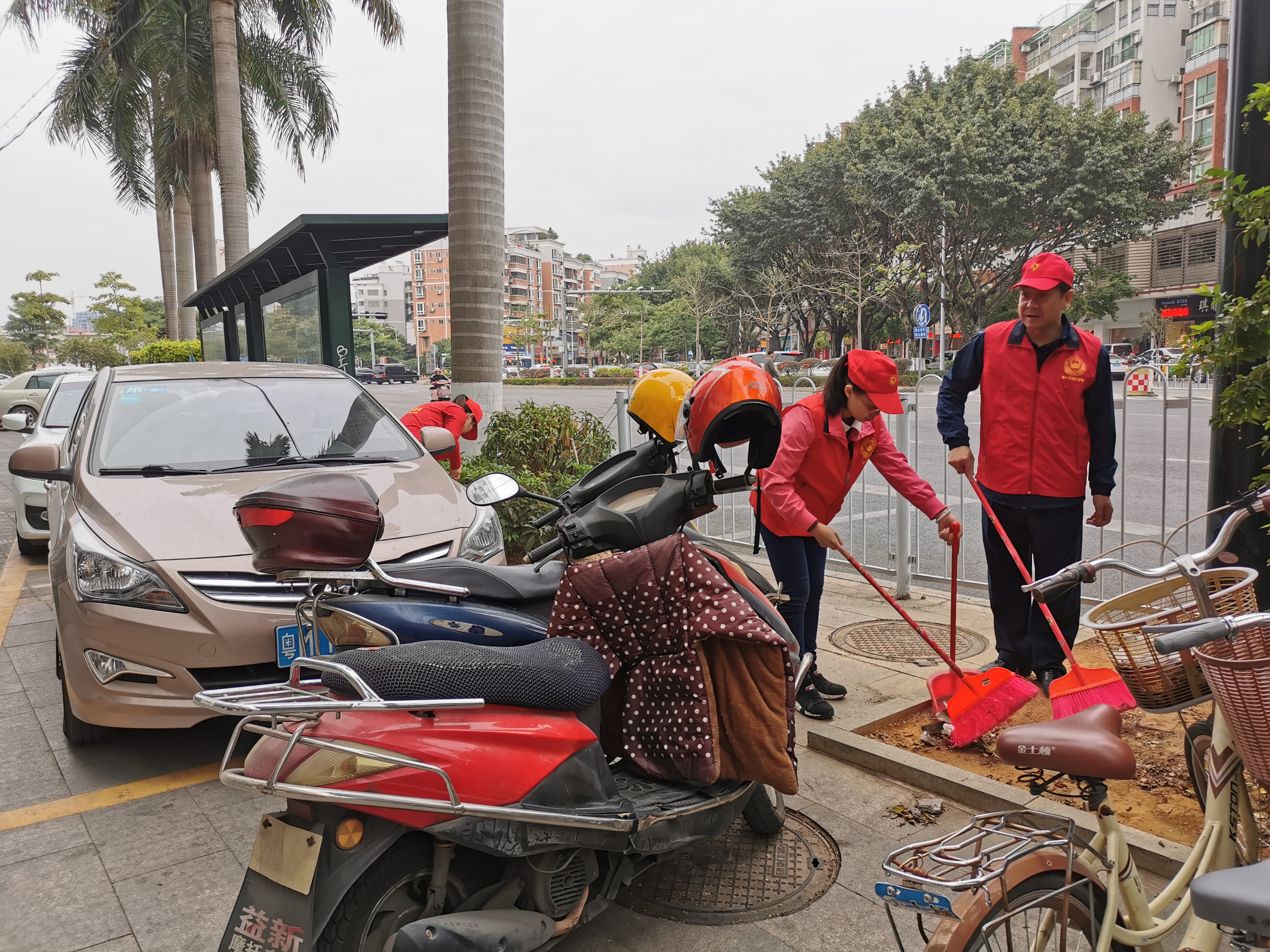 梅州市交通运输局志愿者在华南大道开展“全民大扫除&bull;美丽迎新年”志愿活动（五）.jpg