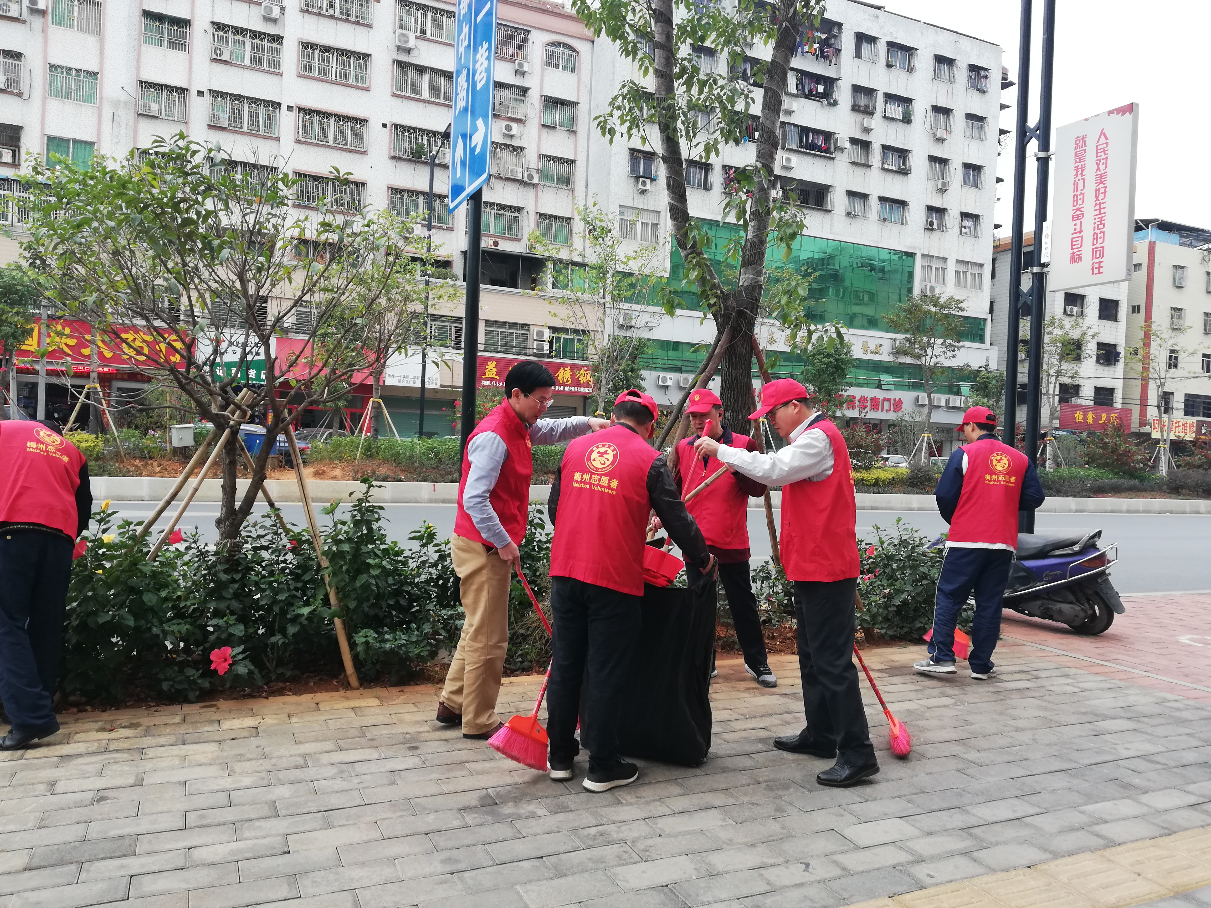梅州市交通运输局志愿者在华南大道开展“全民大扫除&bull;美丽迎新年”志愿活动（一）.jpg