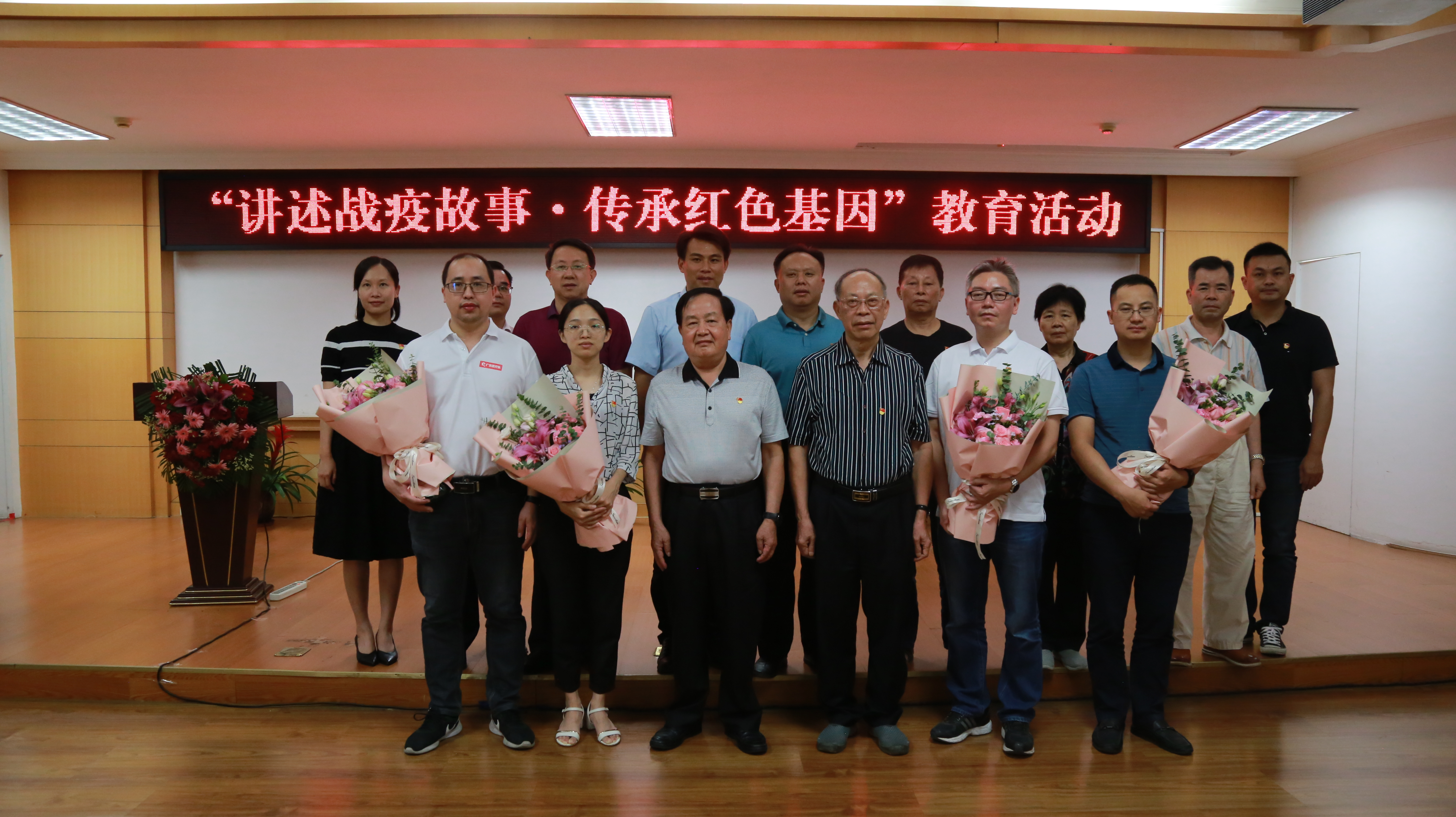 出席活动的有关领导与援鄂梅州医疗队医护人员合影