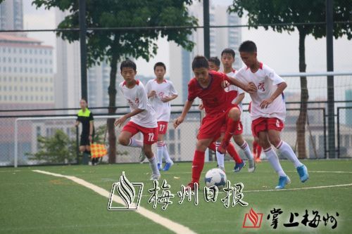 五华男乙A组球员与兴宁球员在决赛中抢拼。
