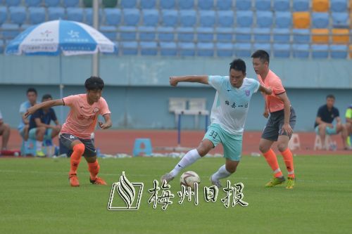 梅县一达与梅江西阳球员在比赛中（张少邦　摄）