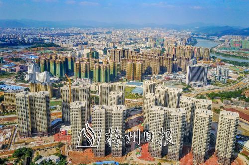 正在建设中的江南新城日新月异。（首席记者  高讯  摄）