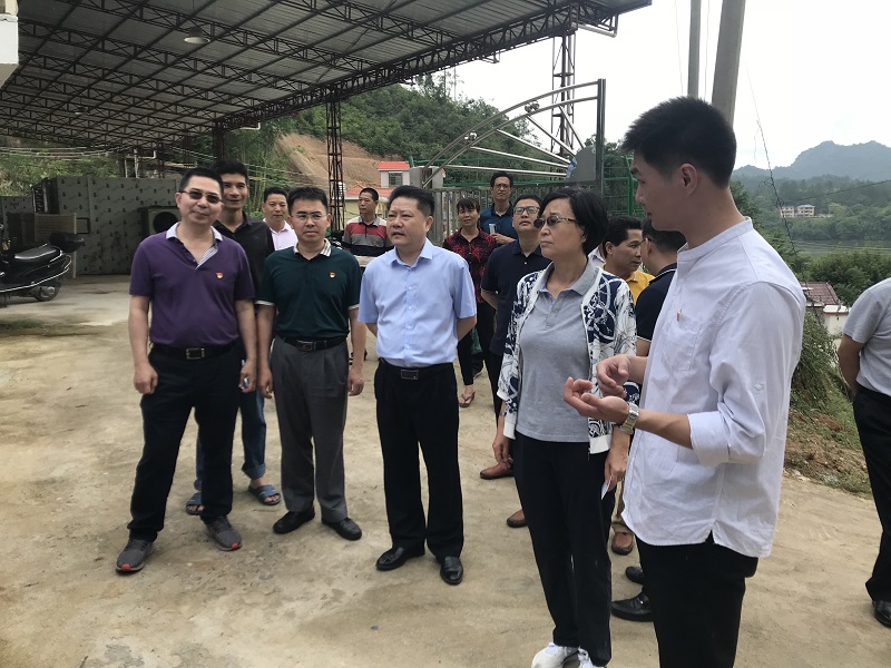 市应急管理局党组书记,局长温勇登到大埔县青溪镇河背村调研指导脱贫