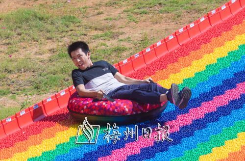 游客体验雁山湖彩虹滑道。（林翔  摄）