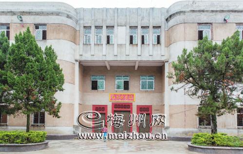 位于东较场中心球场西北角的梅县体育馆， 筹建