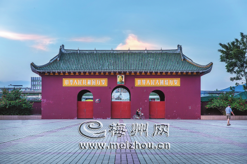 仿南京体育场大门图案兴建的梅县体育场大门 （即市民俗称的 “红门” ） 。