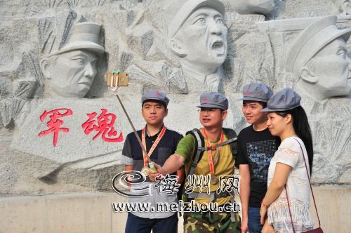 徒步爱好者在三河坝留影。