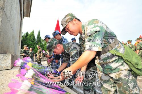 三河坝战役纪念园，参加活动的部队官兵向纪念碑献花。
