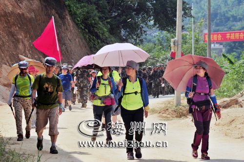顶着烈日，沿汀江东岸113乡道步行。

